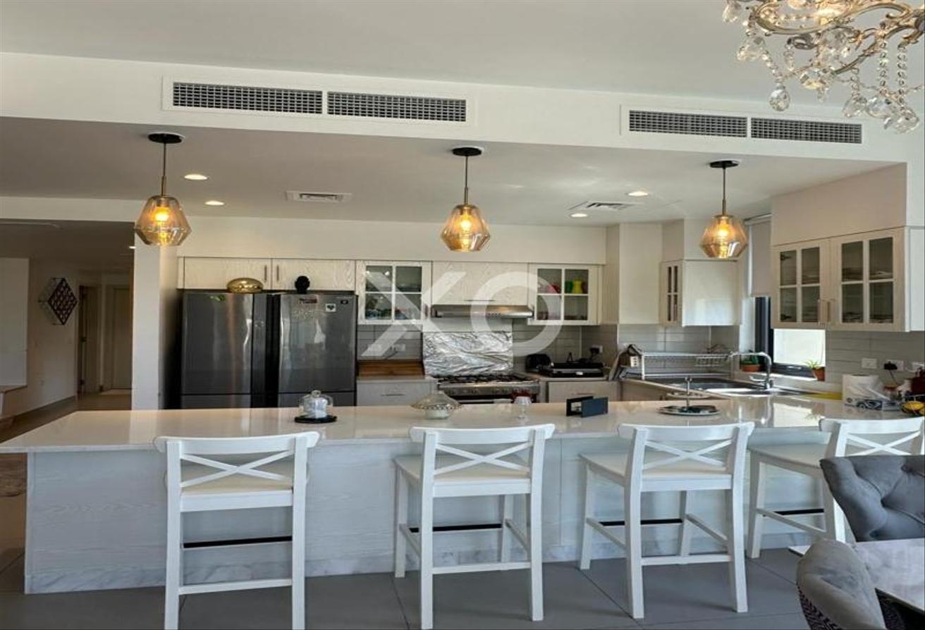 Upgraded | Furnished Unfurnished | Row photo 2