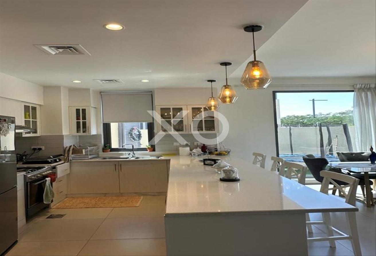 Upgraded | Furnished Unfurnished | Row photo 4