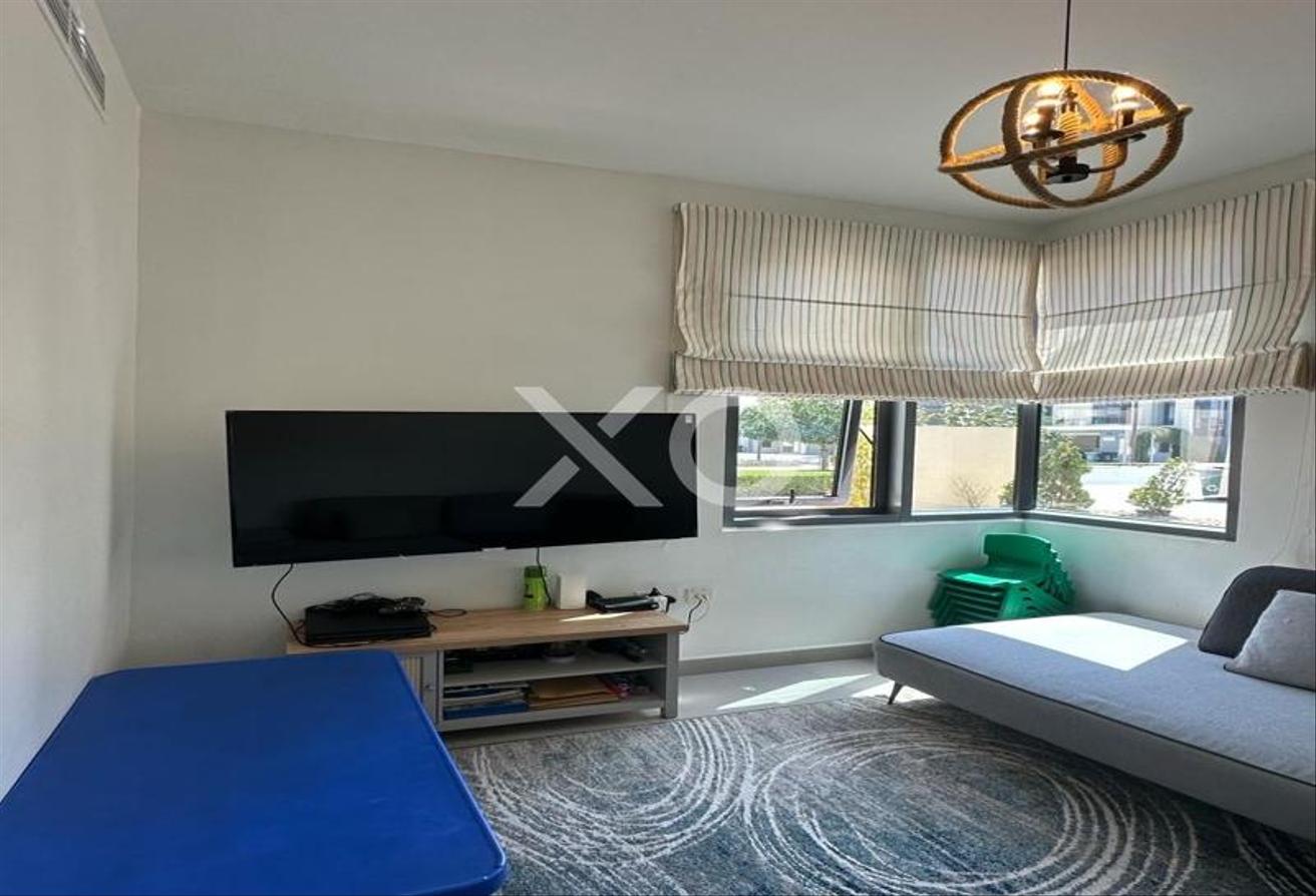 Upgraded | Furnished Unfurnished | Row photo 9