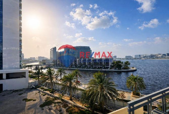 Luxury Waterfront Living with Expansive Layouts