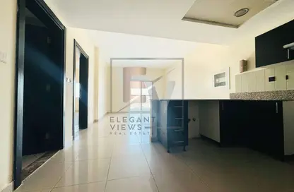 شقة - غرفة نوم - 2 حمامات للايجار في المساكن الحمراء - مدينة دبي الرياضية - دبي