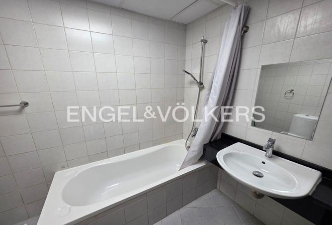 Strategic location l Furnished l Vacant photo 2
