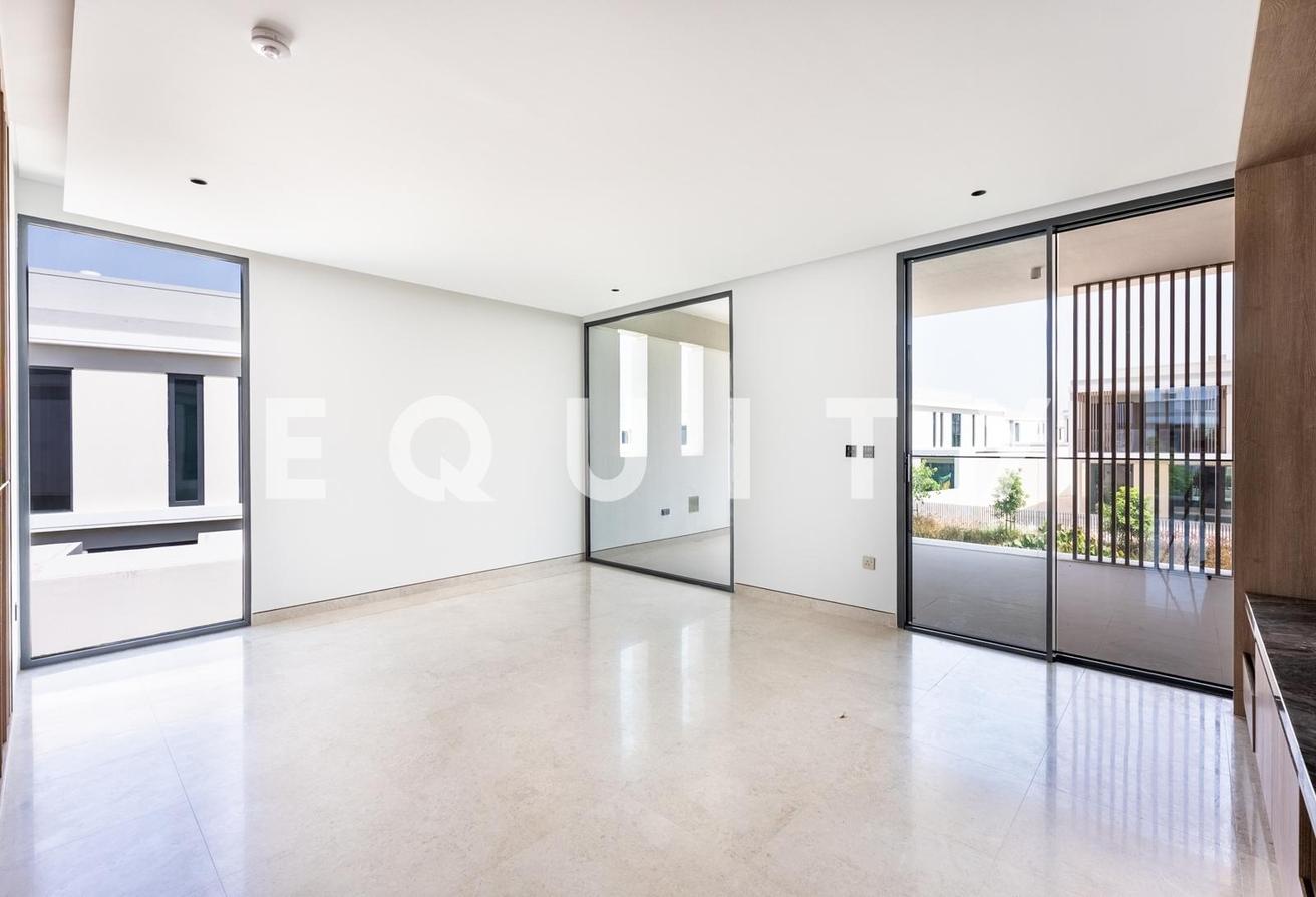 4 Bedrooms | Upgraded Villa | Close to Park photo 7