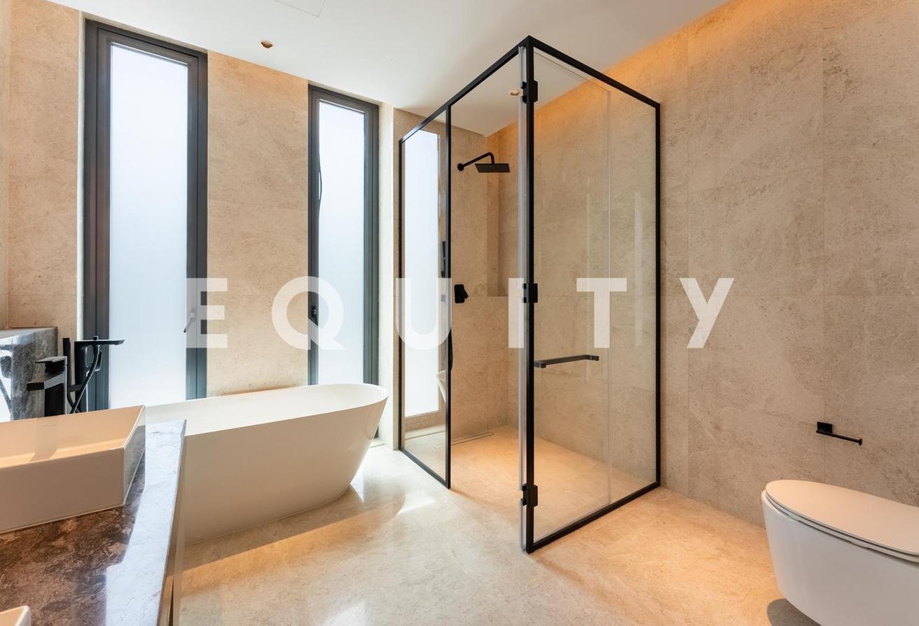 4 Bedrooms | Upgraded Villa | Close to Park photo 9
