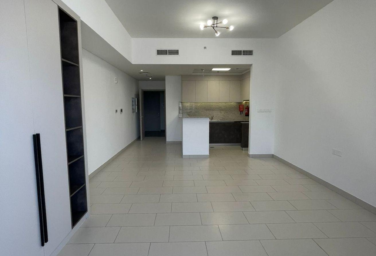 Front of Metro| Luxury Studio | Very Spacious photo 4