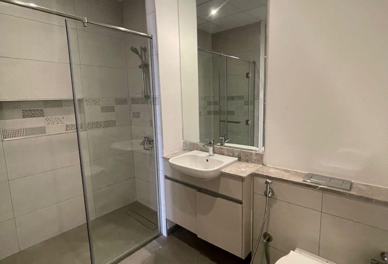 Front of Metro| Luxury Studio | Very Spacious photo 6