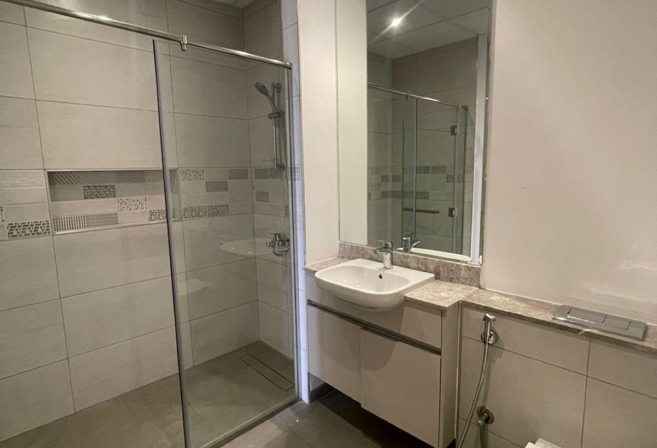 Front of Metro| Luxury Studio | Very Spacious photo 15