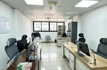 مركز أعمال - استوديو - 2 حمامات للايجار في بناية الكاظم - منطقة حديقة الكرامة - الكرامة - دبي