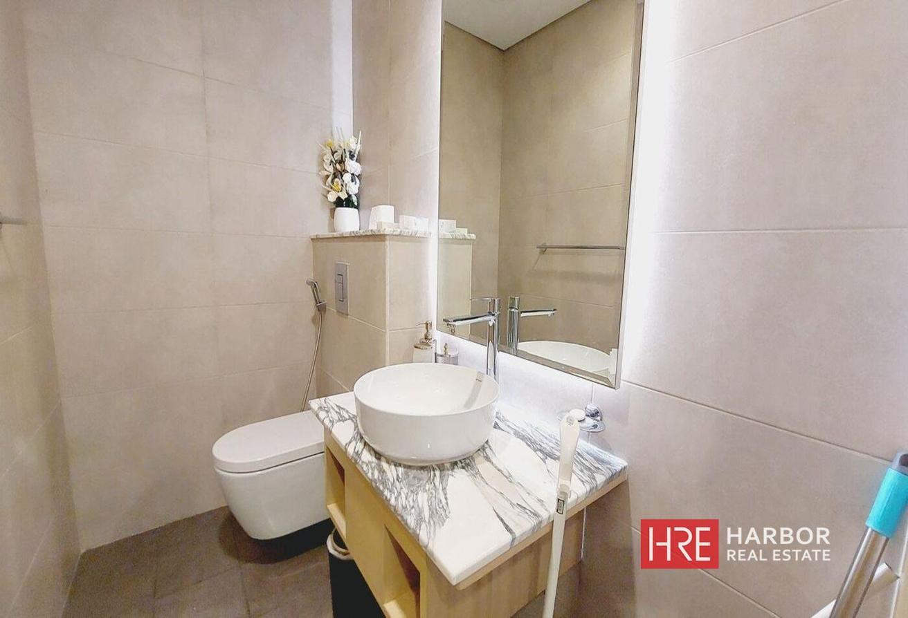 Burj Khalifa View l Move in Ready |Fully Furnished photo 12