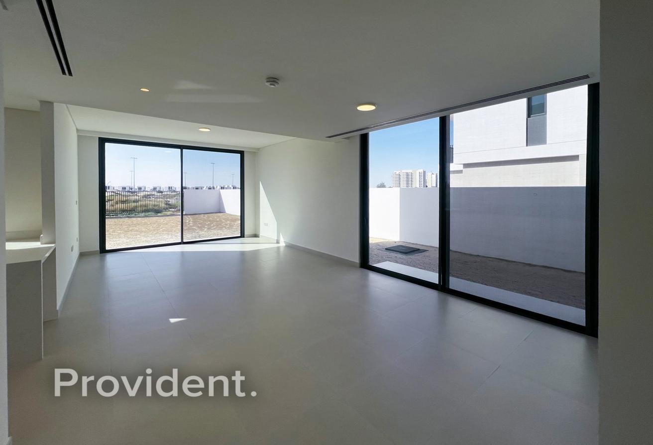Brand New | Vacant | Large Plot photo 2