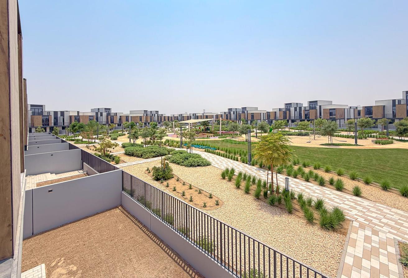 4BR G+2 | pool & park view | Flexible Cheques photo 18