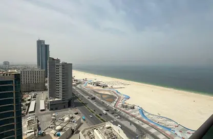 شقة - 2 غرف نوم - 4 حمامات للايجار في برج الكورنيش - طريق كورنيش عجمان - عجمان