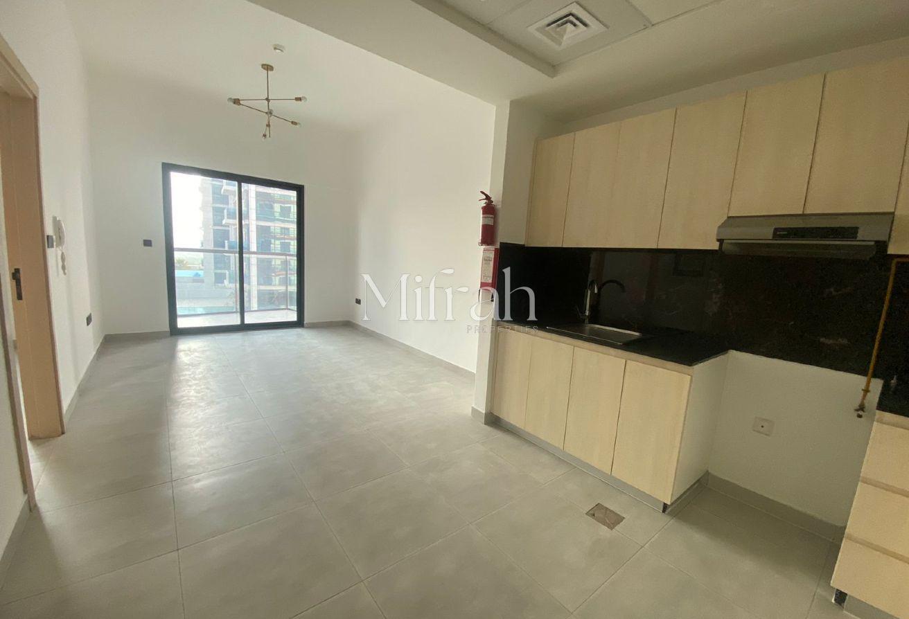 Spacious Balcony | Unfurnished | Prime Location photo 2