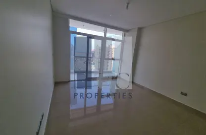 شقة - 3 غرف نوم - 4 حمامات للايجار في يونايتد سكوير - الخالدية - أبوظبي