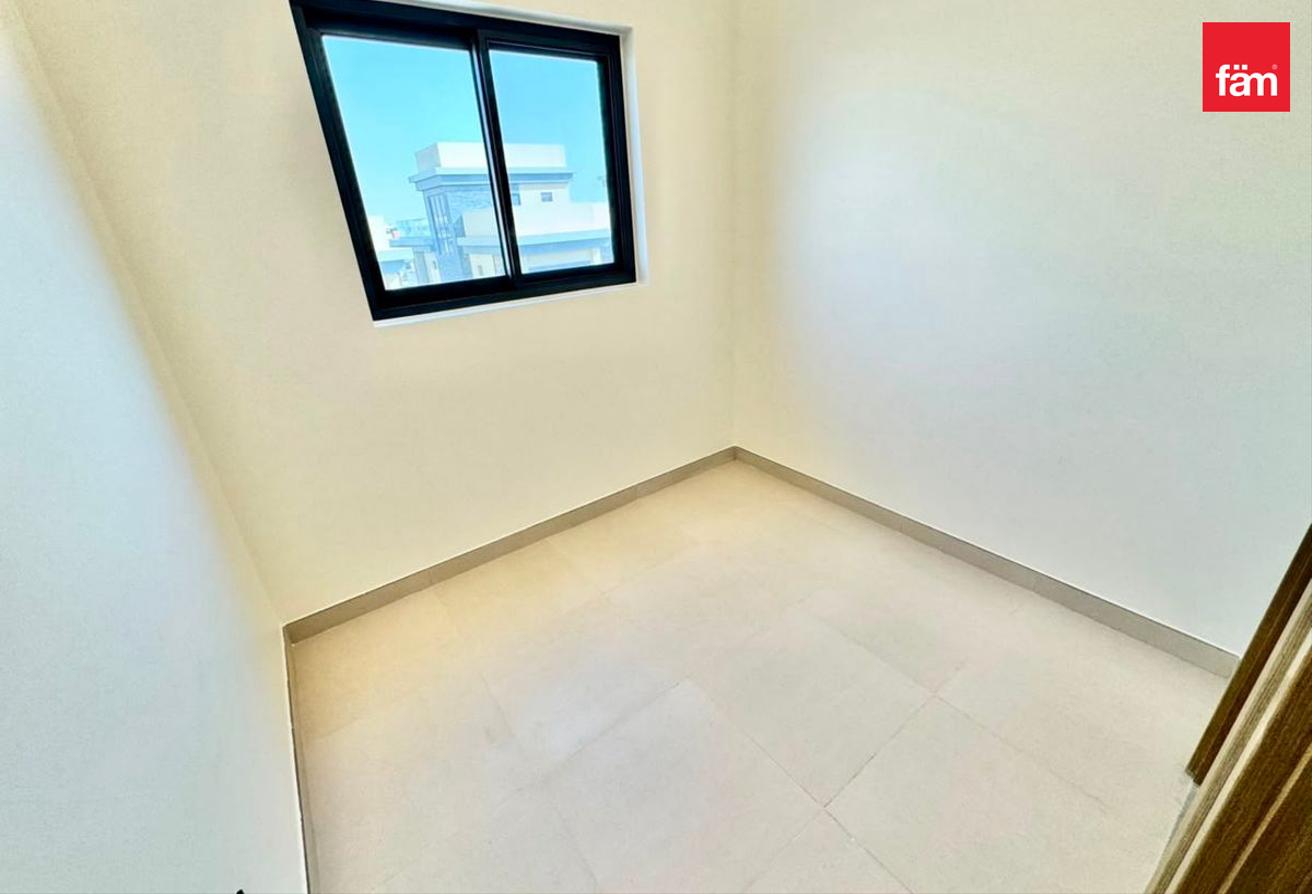 Single Row | 5 Bedroom + Maid | Townhouse photo 10