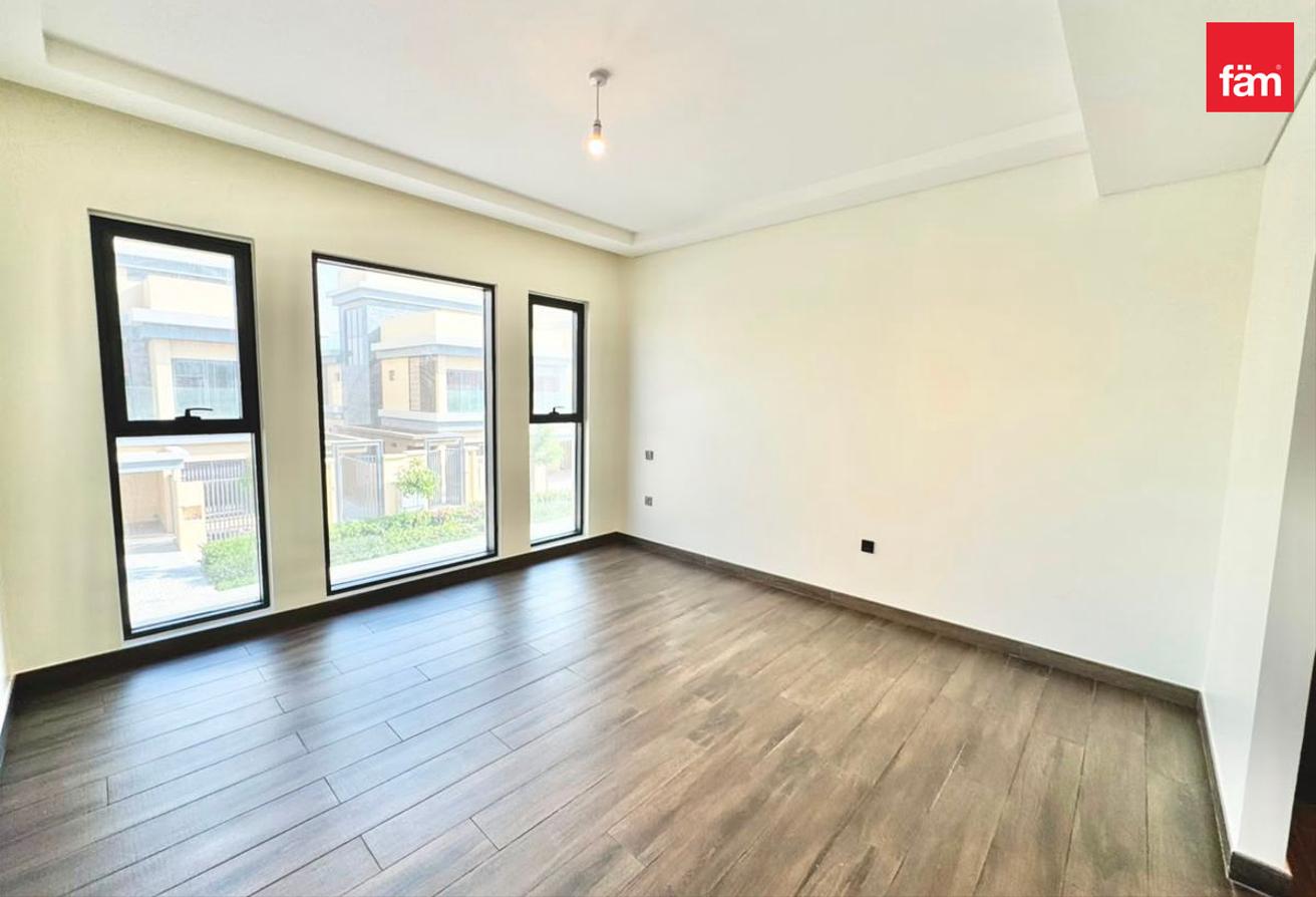 Single Row | 5 Bedroom + Maid | Townhouse photo 5