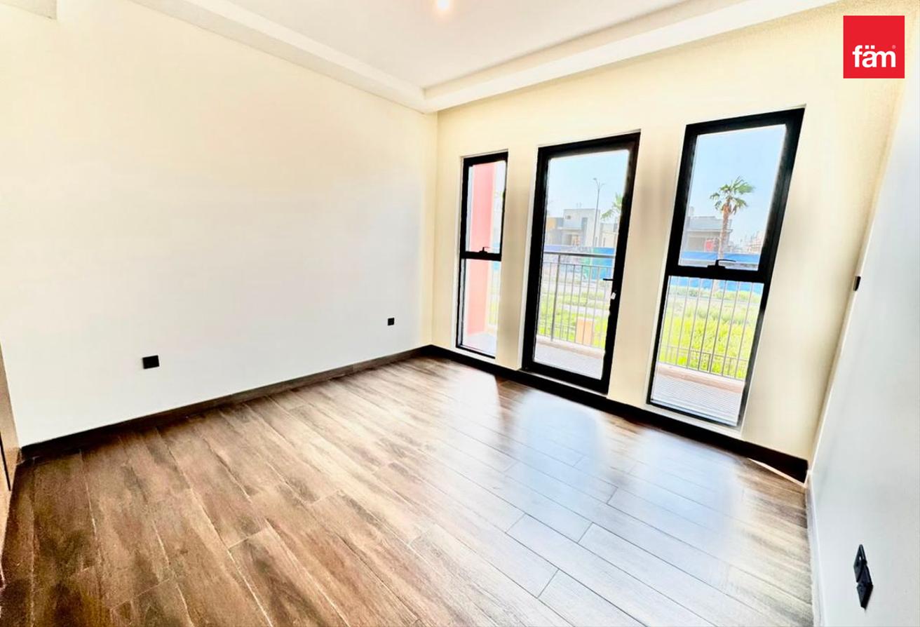 Single Row | 5 Bedroom + Maid | Townhouse photo 6