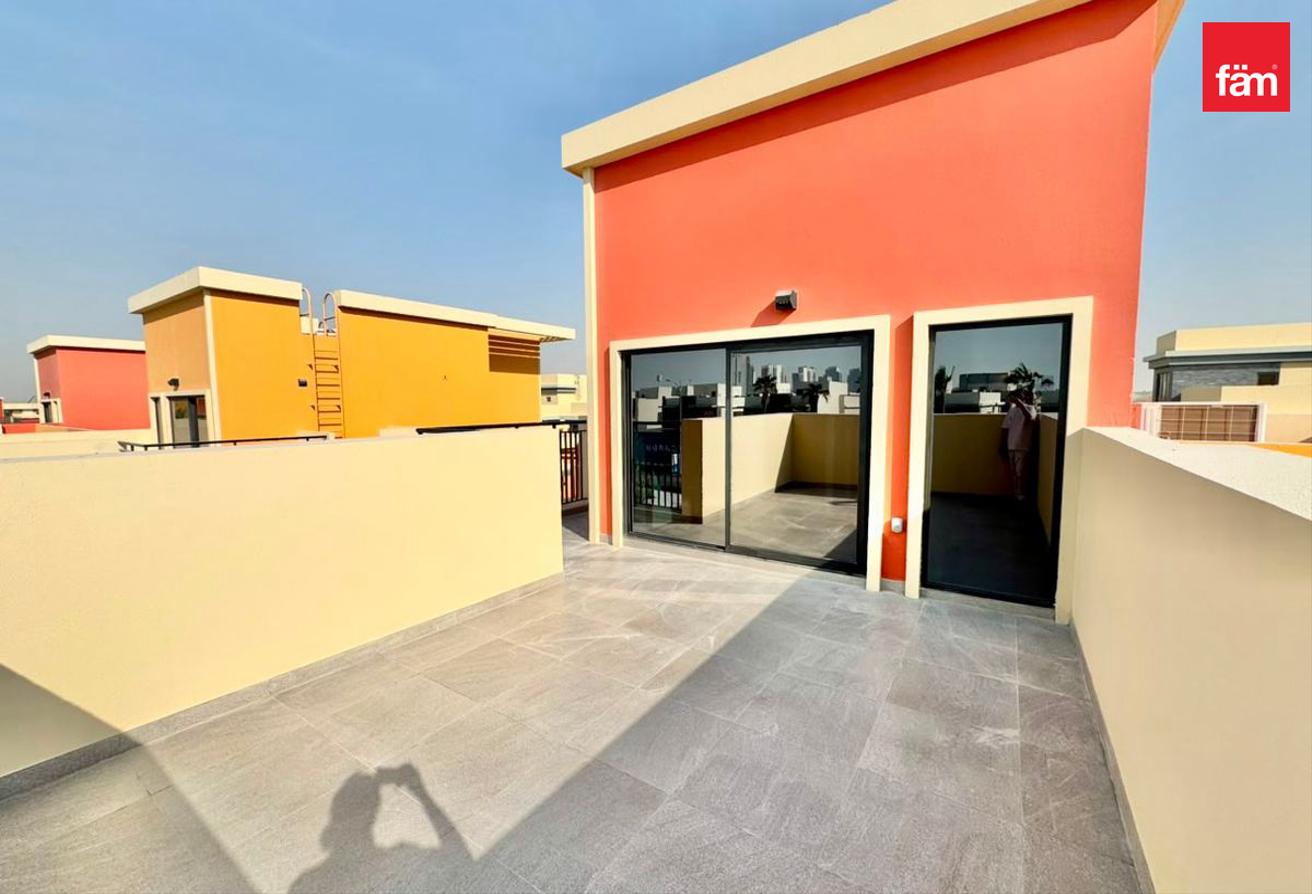 Single Row | 5 Bedroom + Maid | Townhouse photo 16