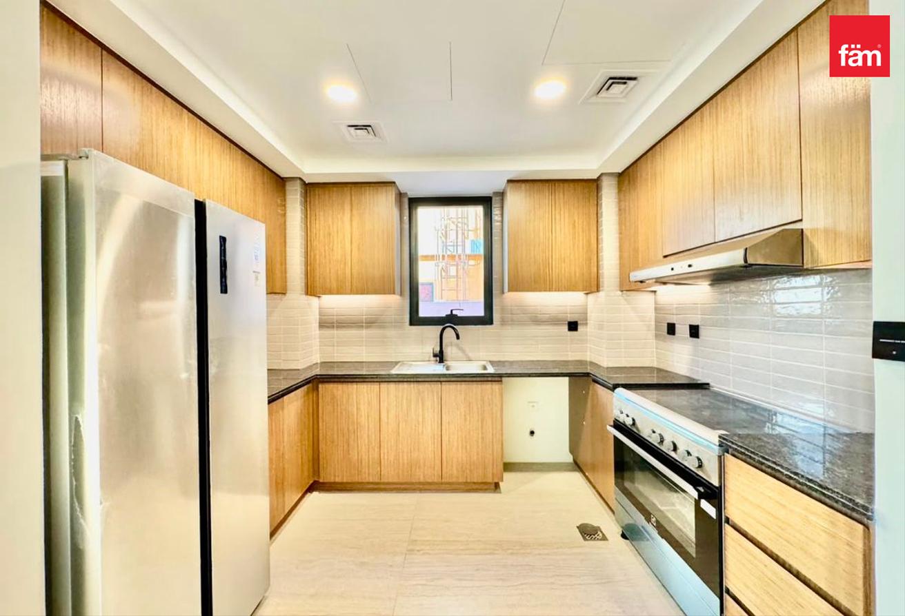 Single Row | 5 Bedroom + Maid | Townhouse photo 9
