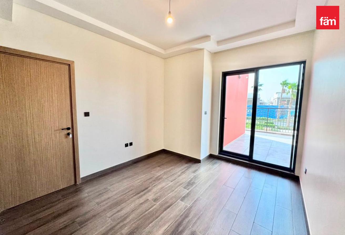 Single Row | 5 Bedroom + Maid | Townhouse photo 4