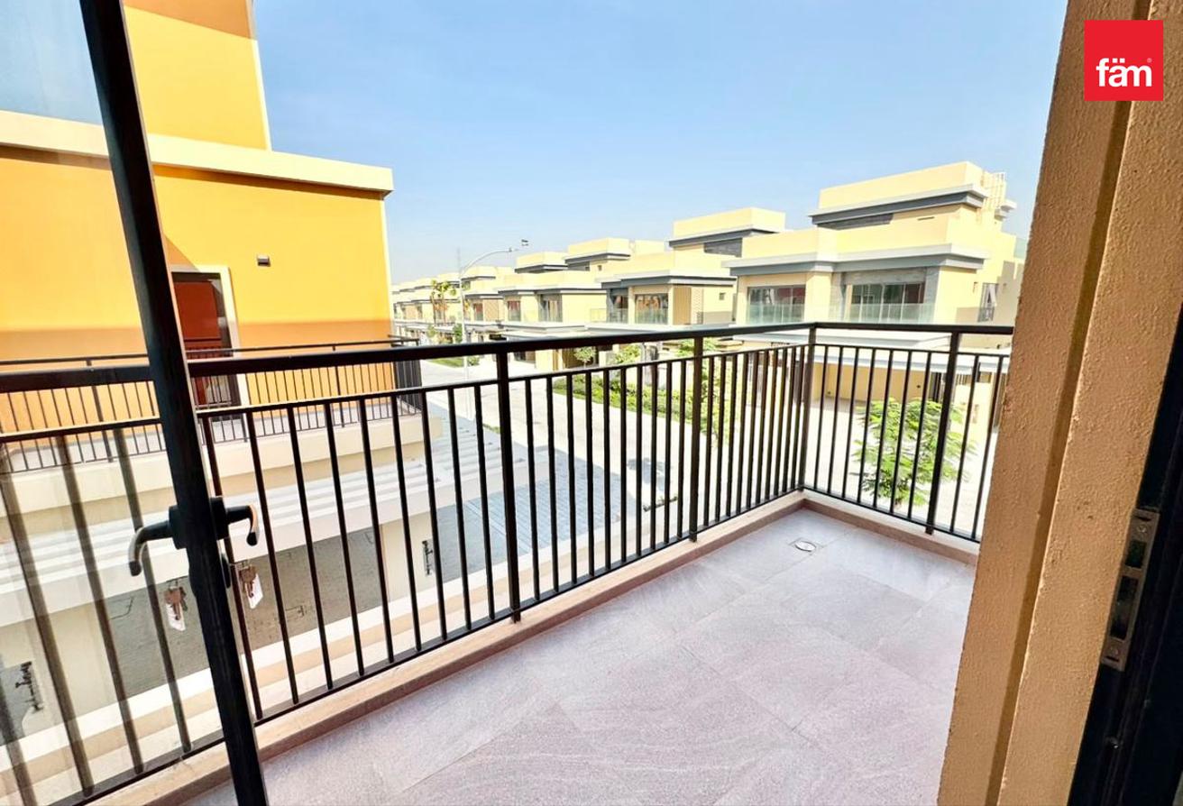 Single Row | 5 Bedroom + Maid | Townhouse photo 7