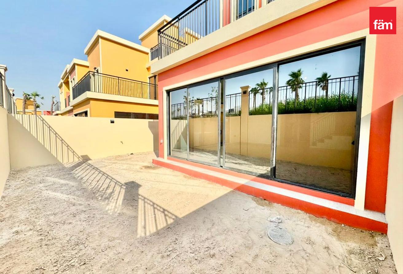 Single Row | 5 Bedroom + Maid | Townhouse photo 15