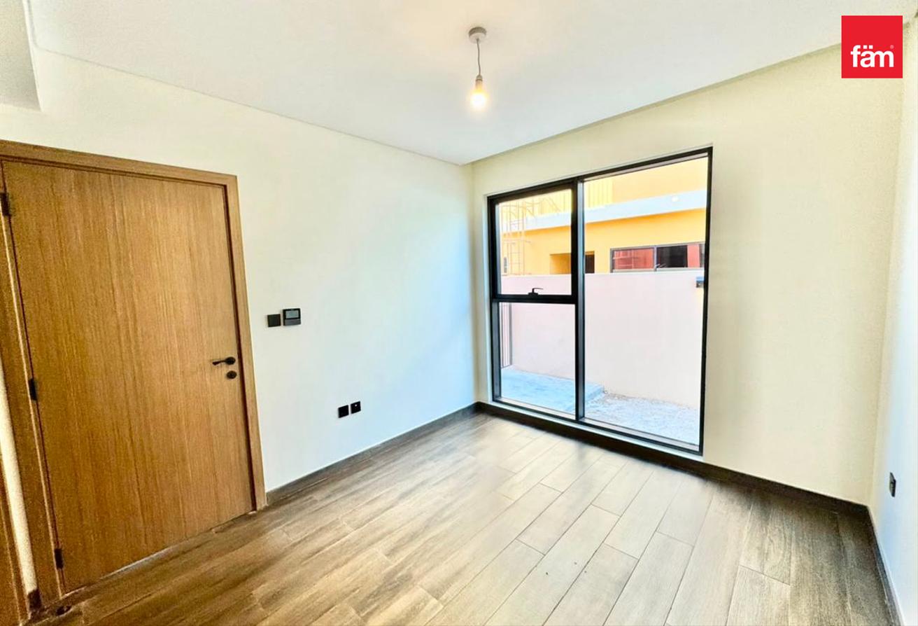 Single Row | 5 Bedroom + Maid | Townhouse photo 12