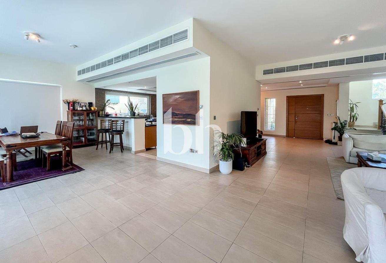 Furnished | Easy Access | Private Garden photo 5