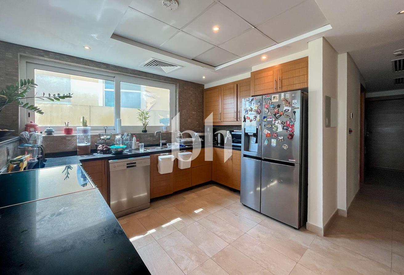 Furnished | Easy Access | Private Garden photo 2