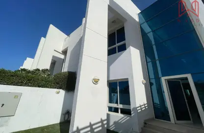 Villa - 4 Bedrooms - 5 Bathrooms for rent in Jumeirah 1 Villas - Jumeirah 1 - Jumeirah - Dubai