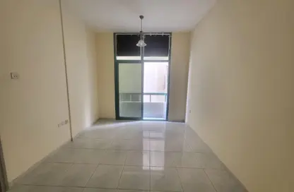 شقة - غرفة نوم - 1 حمام للايجار في بناية البطينة 9 - البطينة - الشارقة شقة - غرفة نوم - 1 حمام للايجار في بناية البطينة 9 - البطينة - الشارقة