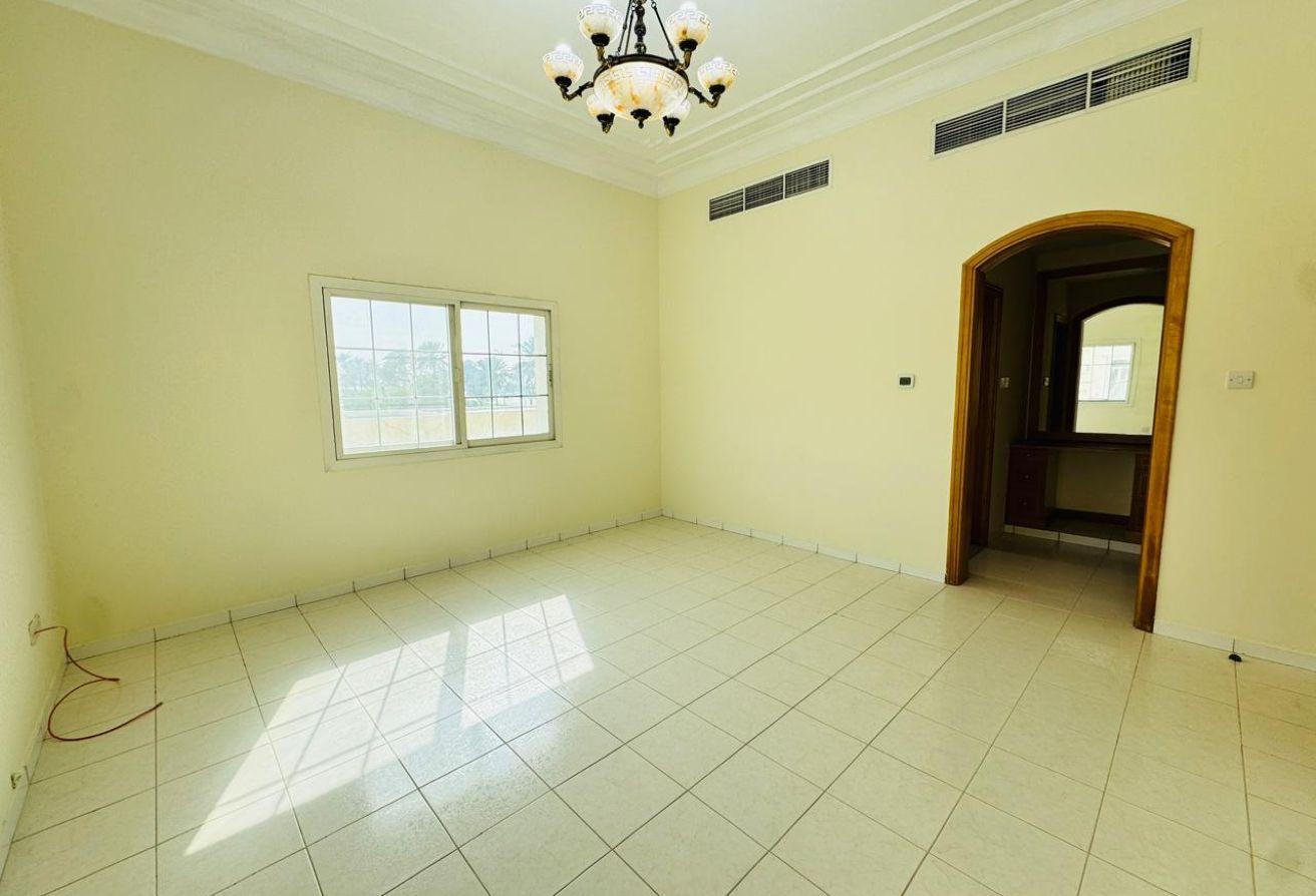 Elegant Well Maintained Villa Spacious Layout photo 2