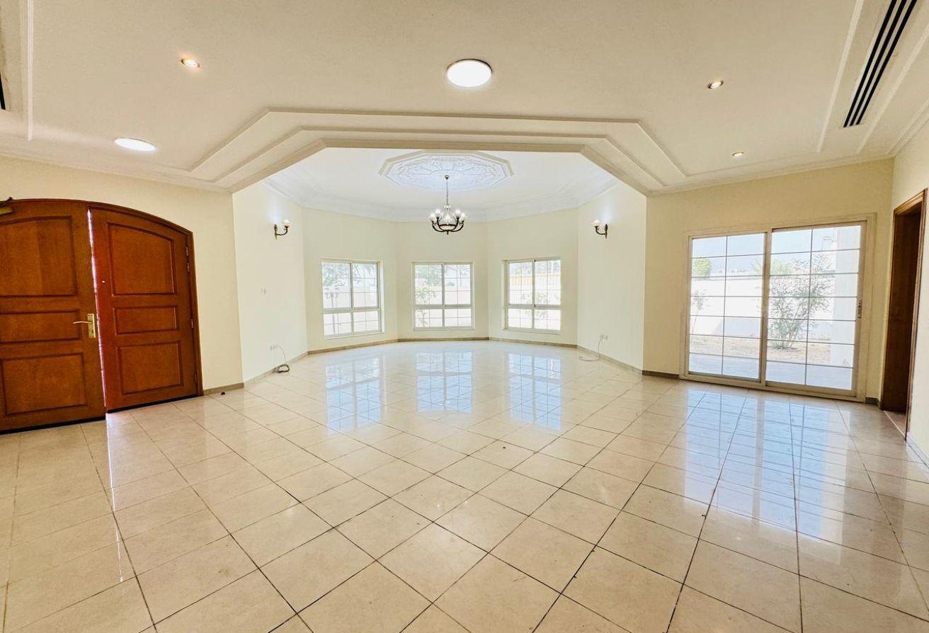 Elegant Well Maintained Villa Spacious Layout photo 8