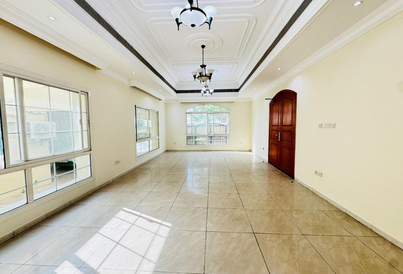 Elegant Well Maintained Villa Spacious Layout photo 7