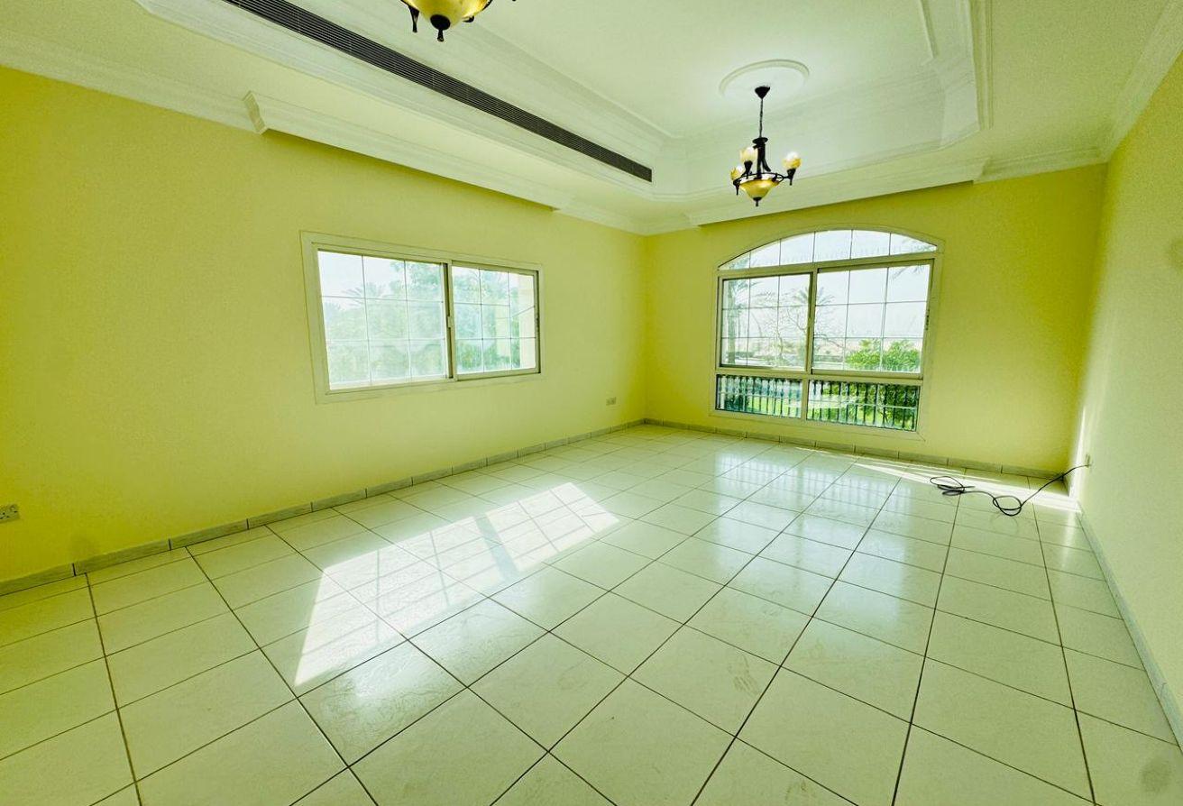 Elegant Well Maintained Villa Spacious Layout photo 9