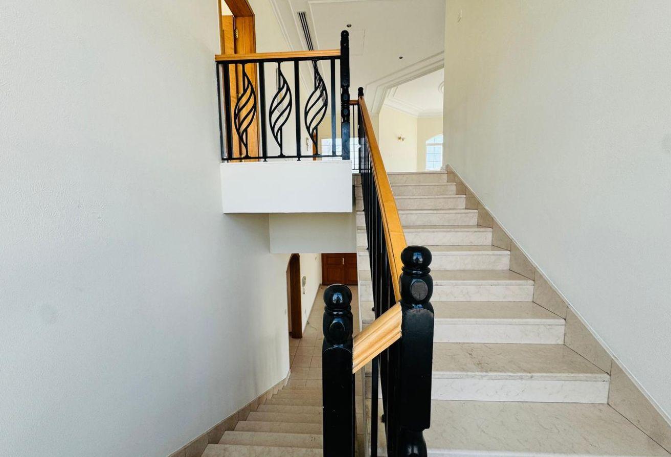 Elegant Well Maintained Villa Spacious Layout photo 11
