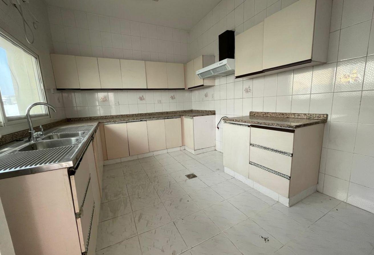 Elegant Well Maintained Villa Spacious Layout photo 14