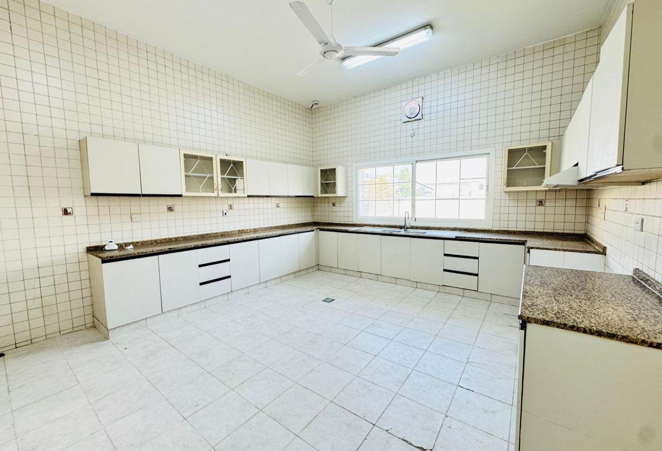 Elegant Well Maintained Villa Spacious Layout photo 13