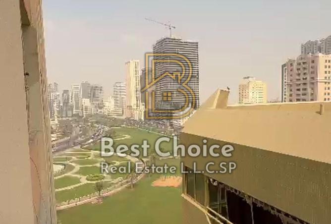 بلكونة تتميز الشقة بتوزيع داخلي مريح ومساحة مناسبة