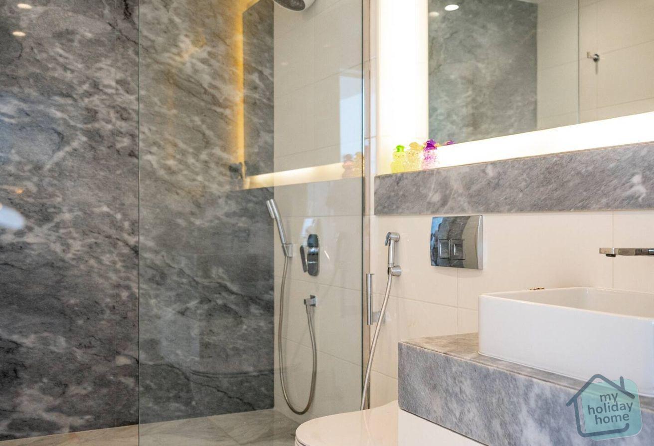 Elégant Canal View 1BR | Pool & Gym | Business Bay photo 11