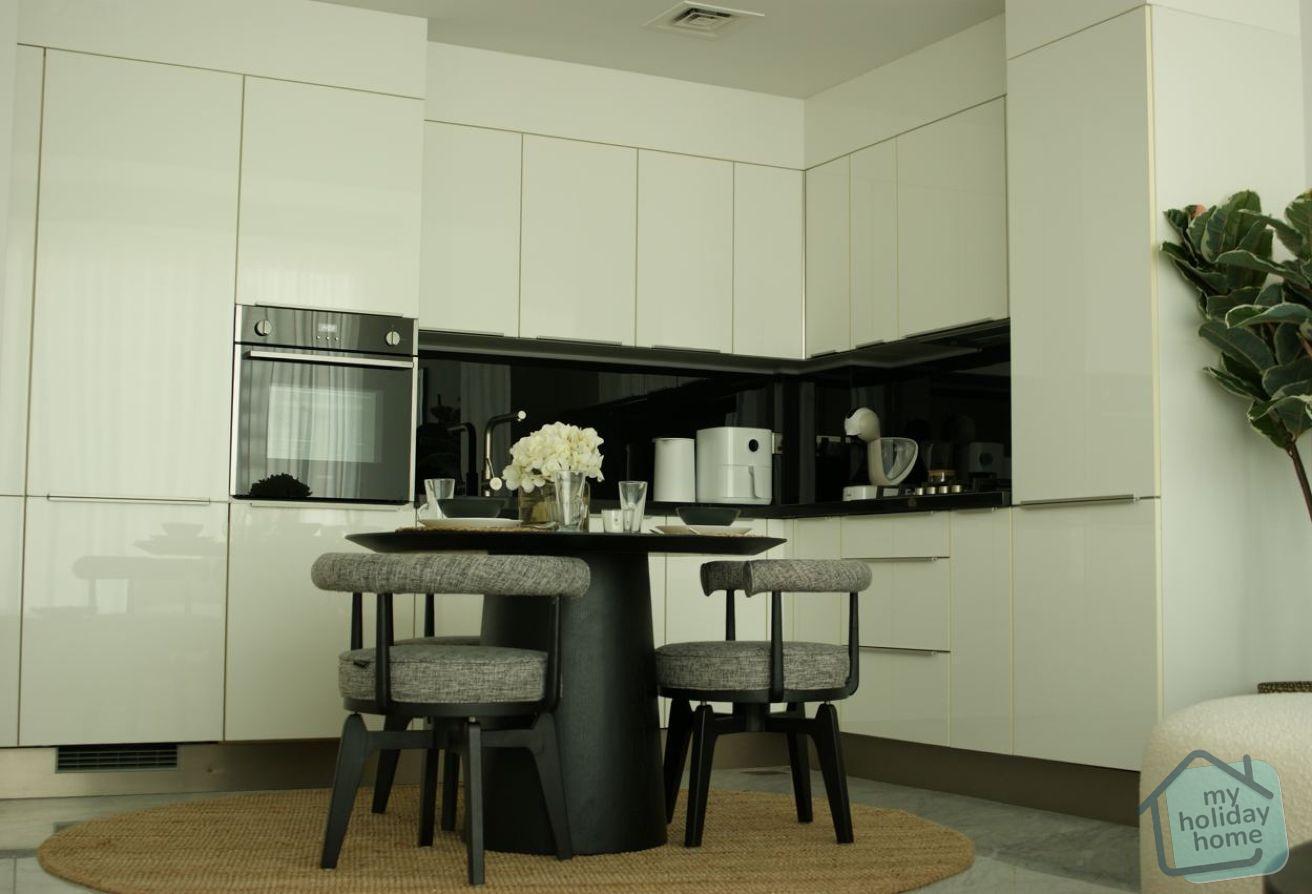 Elégant Canal View 1BR | Pool & Gym | Business Bay photo 8