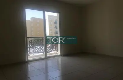شقة - 1 حمام للايجار في اي سي 1 اماراتي 09 - طراز إماراتي - المدينة العالمية - دبي
