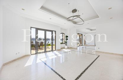 Villa - 4 - 5 for rent in Garden Homes Frond L - Garden Homes - Palm Jumeirah - Dubai