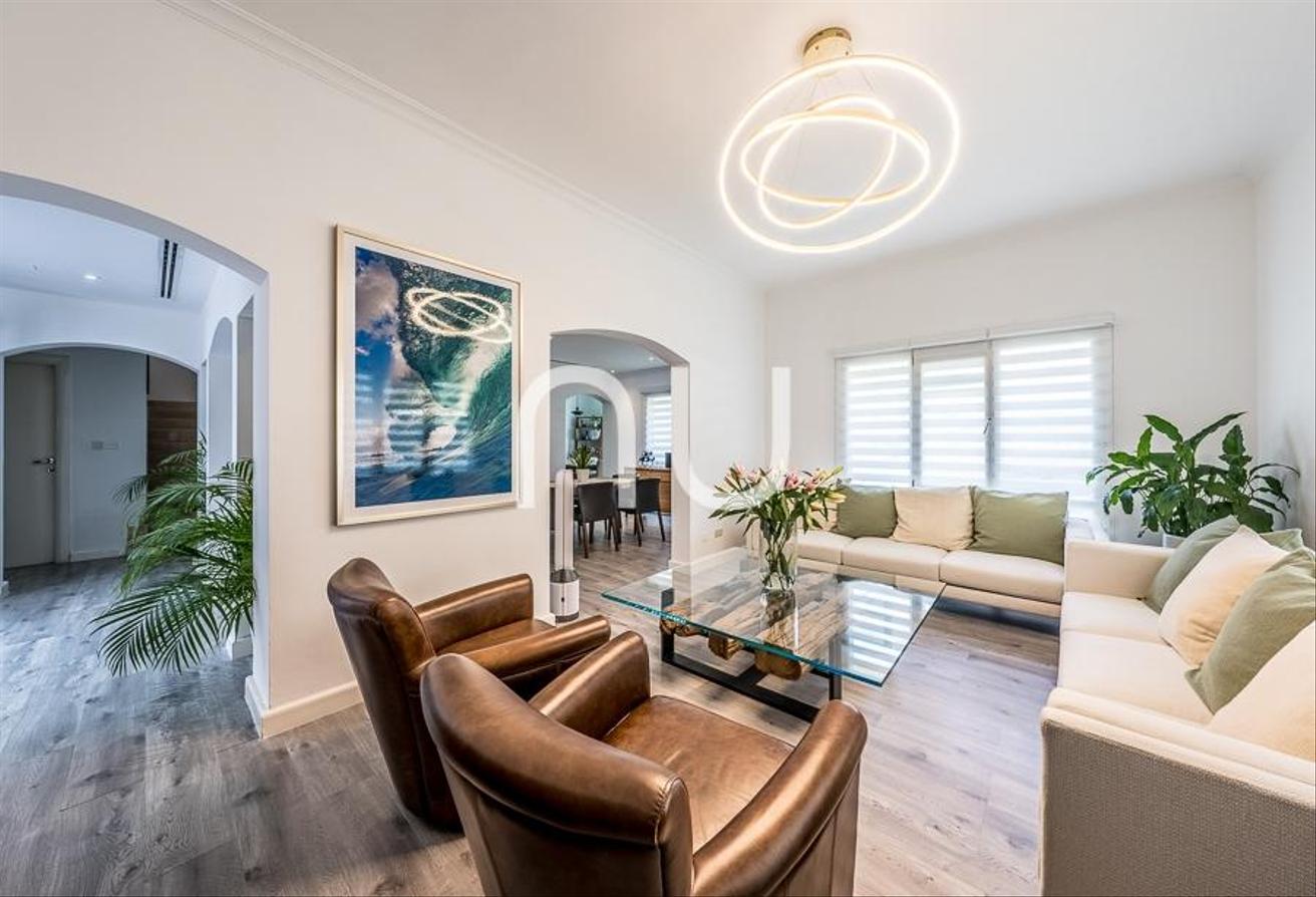 Fully Upgraded 5 Bed | Exclusive | Vacant Now photo 2