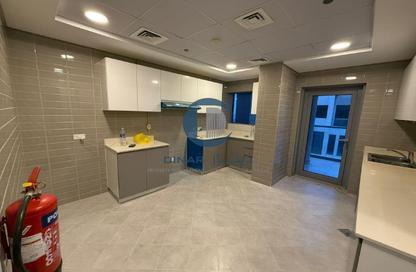 Apartment - 4 Bedrooms - 6 Bathrooms for rent in Bloom Marina - Al Bateen - Abu Dhabi
