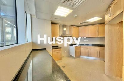 Apartment - 3 Bedrooms - 5 Bathrooms for rent in Wave tower - Corniche Road - Abu Dhabi