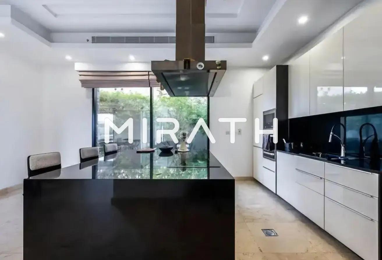 Modern 4BR Villa | Backyard Garden| Prime Location photo 9