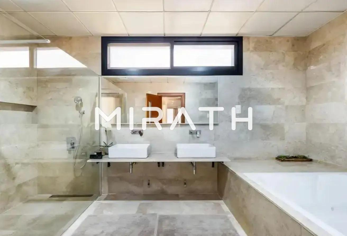 Modern 4BR Villa | Backyard Garden| Prime Location photo 13