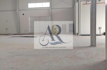 مستودع - استوديو - 6 حمامات للبيع في أم الثعوب - أم القيوين