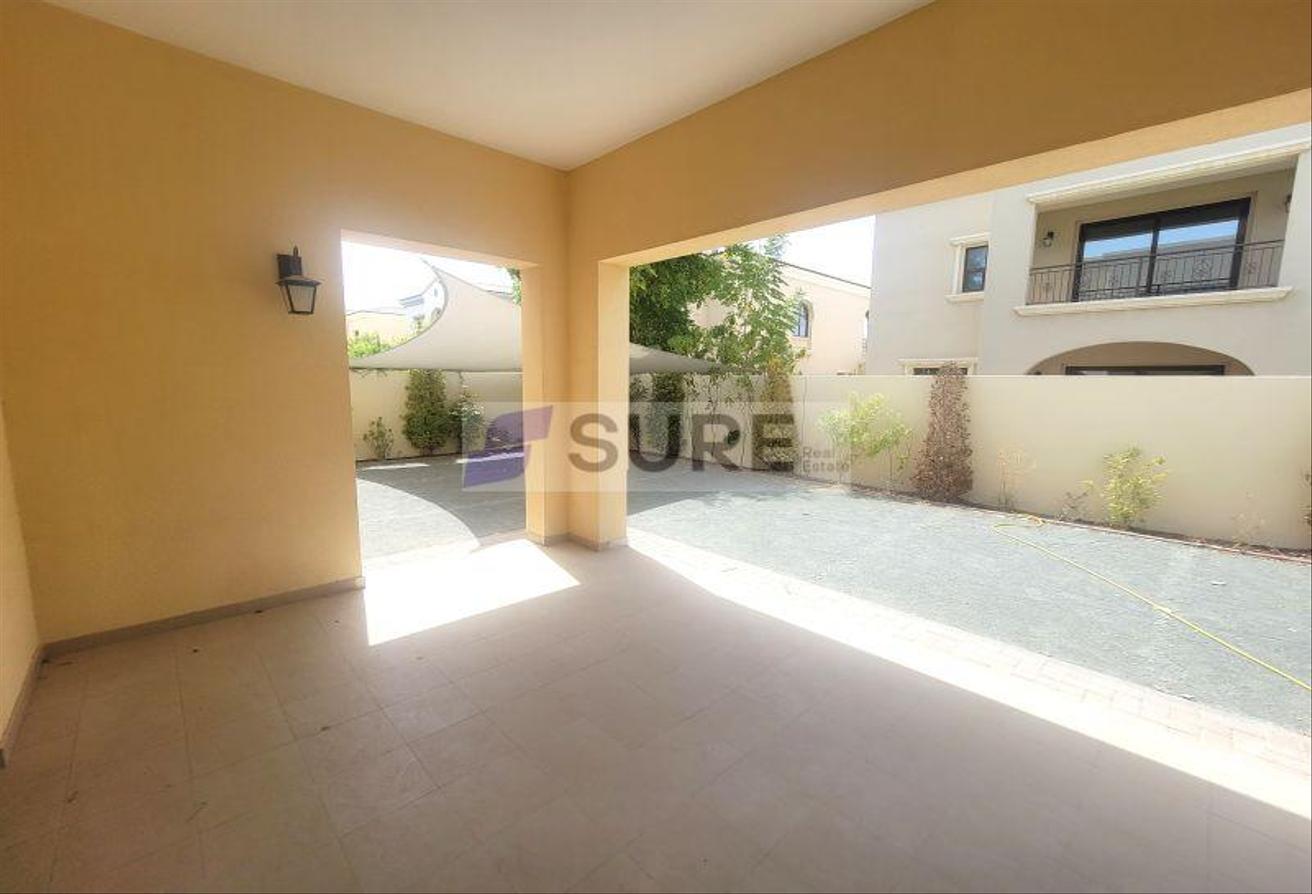 Premium 5BR Villa | Vacant Now | Close to Pool photo 9